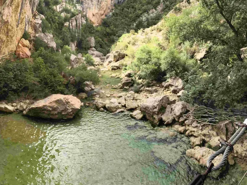 Blick von einem gesicherten Wanderweg in den Canyon des smaragdgrünen Río Verde mit steilen Felswänden in der Sierra de Guara.