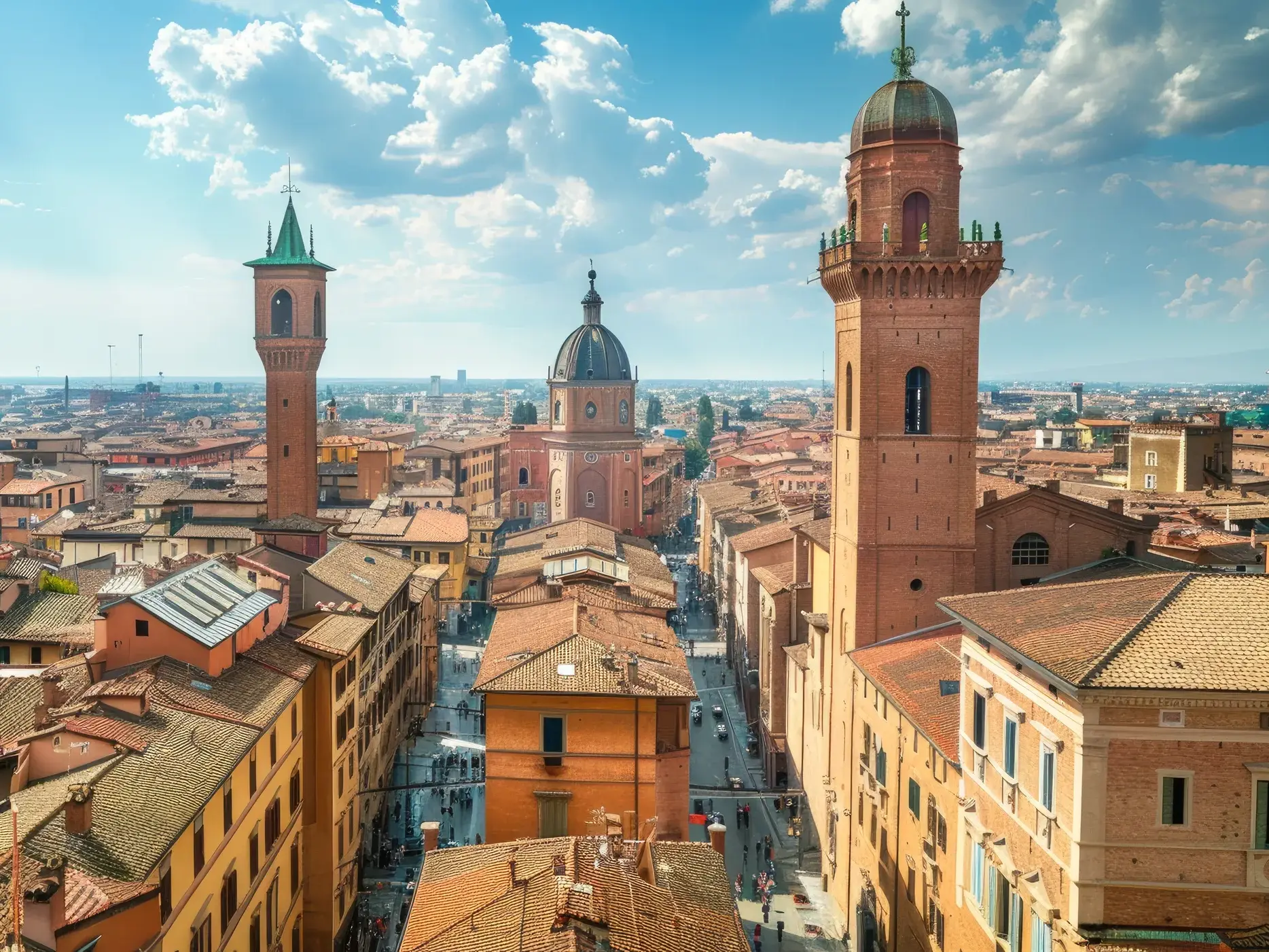 Panorama der Altstadt von Bologna mit charakteristischen Backsteintürmen und Ziegeldächern unter einem leicht bewölkten Himmel.