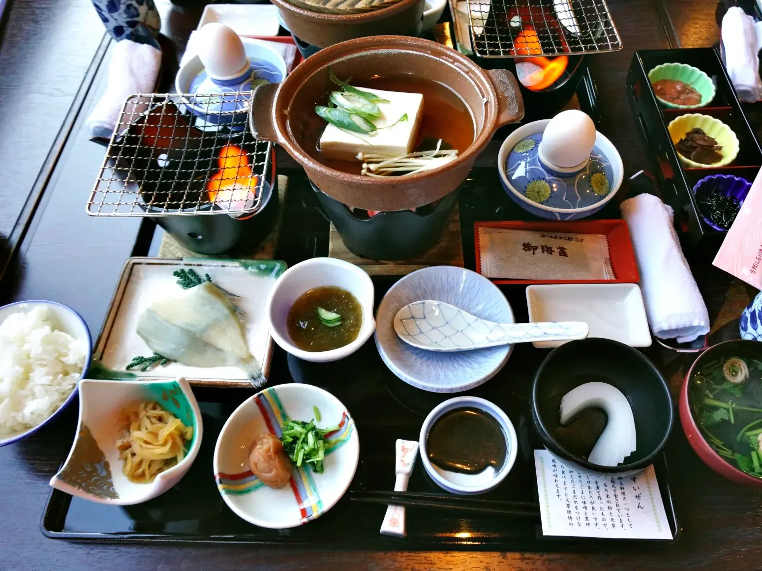 Vielfältiges japanisches Kaiseki-Abendessen auf einem Tablett in einem Ryokan während einer Wanderreise in Japan.