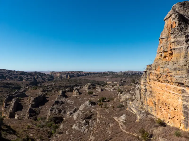 Panoramablick über die bizarren Felsformationen und Canyons im Isalo-Nationalpark auf einer Trekkingreise durch Madagaskar.