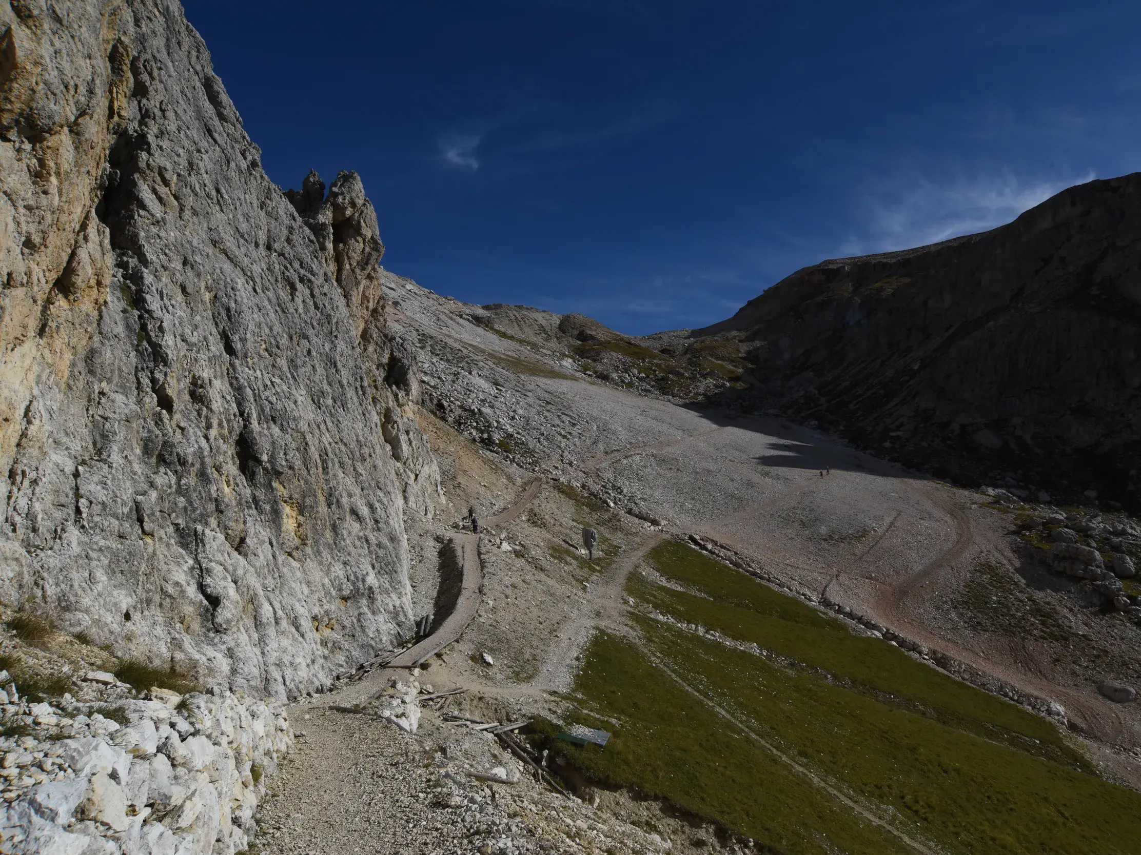 Auf dem Dolomiten-Höhenweg Alta Via 1 führt ein schmaler Felsenpfad durch die eindrucksvolle Berglandschaft.