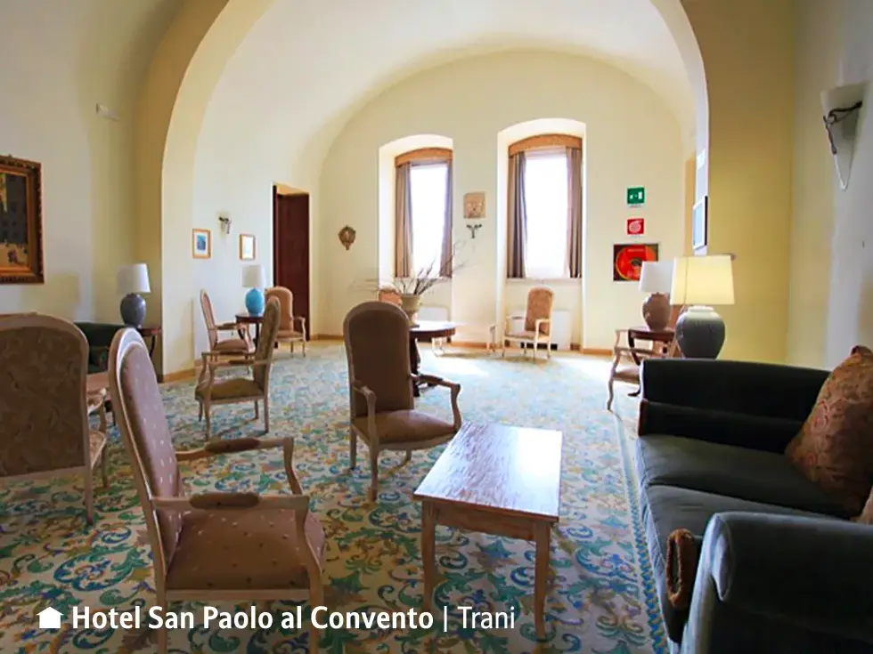 Eleganter Loungebereich im Boutique-Hotel San Paolo al Convento in Trani, einem ehemaligen Kloster mit historischem Ambiente.