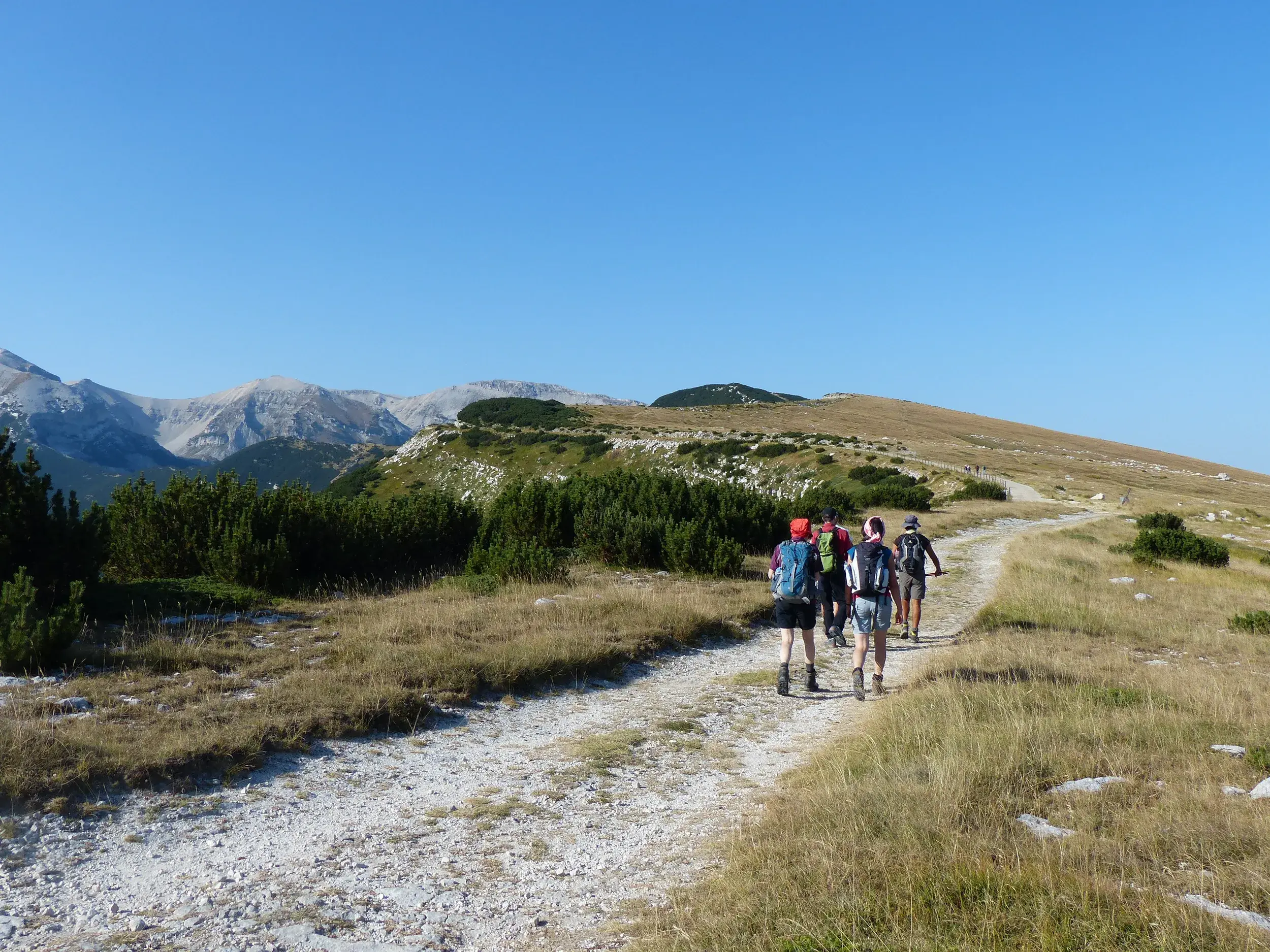 Trekkinggruppe auf der Hochebene Campo Imperatore mit Panoramablick auf das Bergmassiv des Gran Sasso d'Italia.
