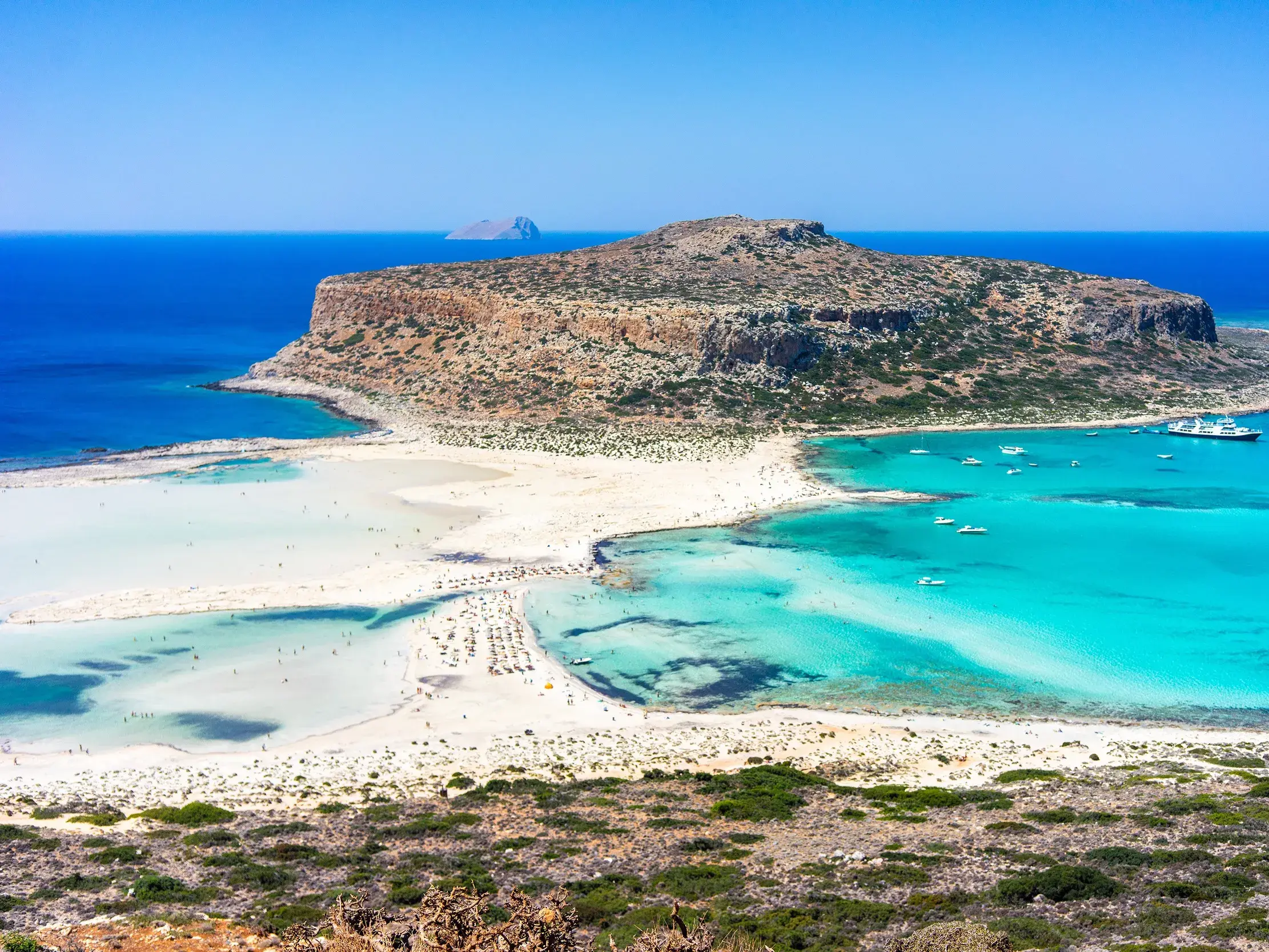 Panoramablick auf die Lagune von Balos auf Kreta mit weißem Sandstrand, türkisblauem Wasser und der Gramvousa-Halbinsel.