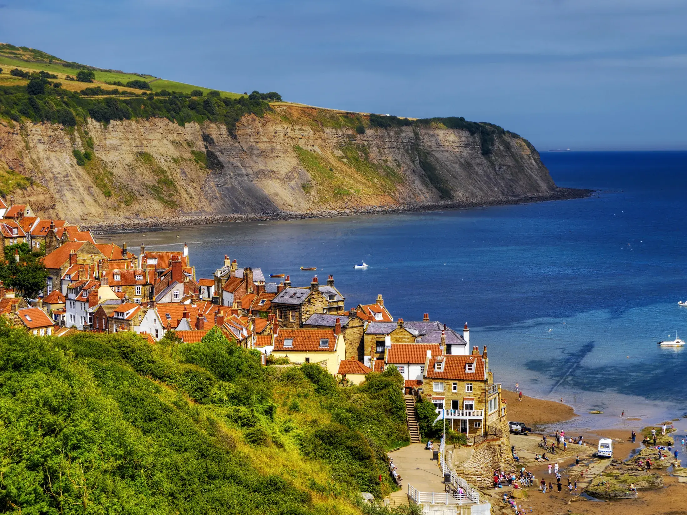 Das Fischerdorf Robin Hood's Bay schmiegt sich an die steile Klippenküste Yorkshires an der englischen Nordsee.