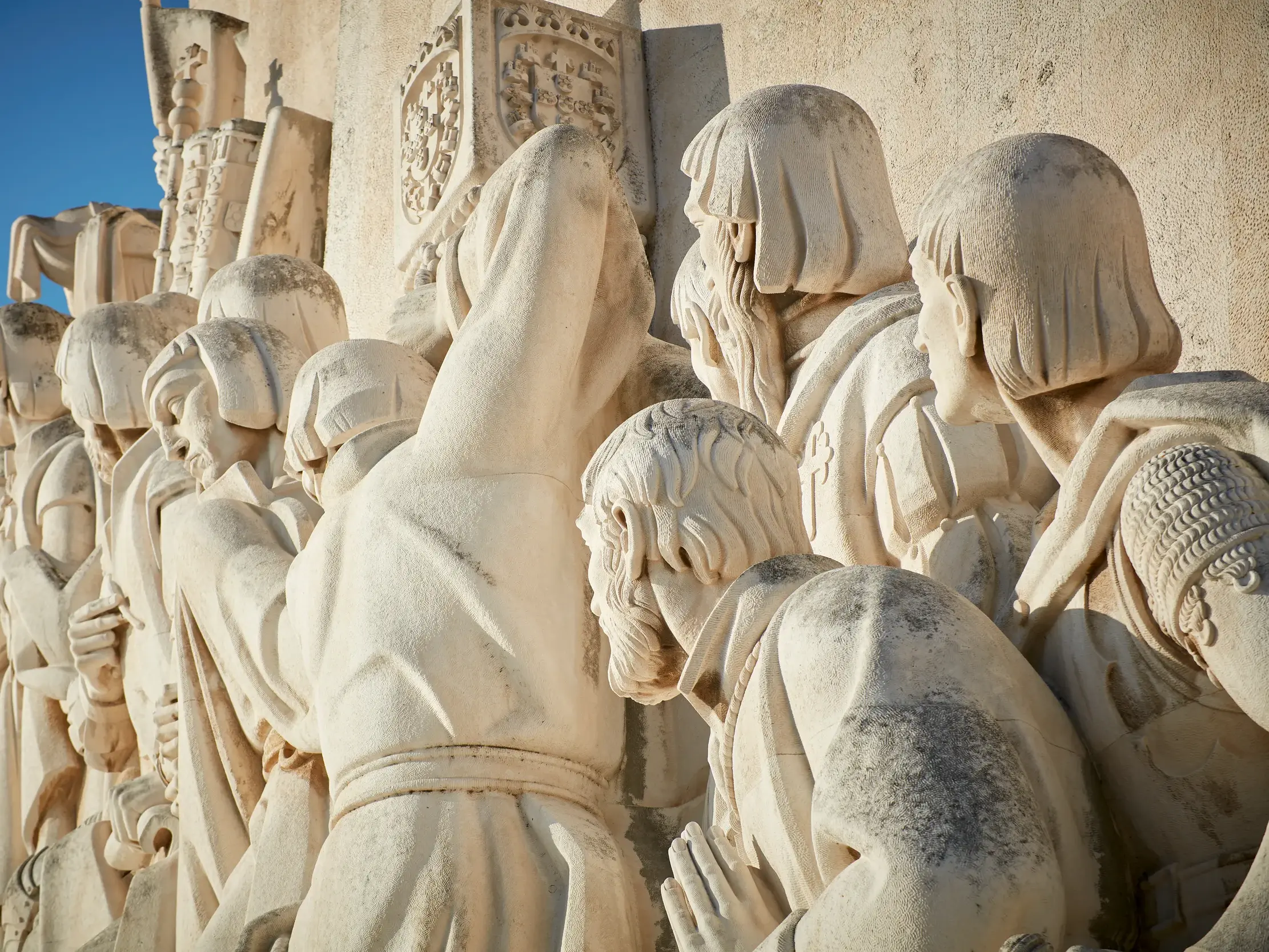 Nahaufnahme des Seefahrerdenkmals im Stadtteil Belém in Lissabon.