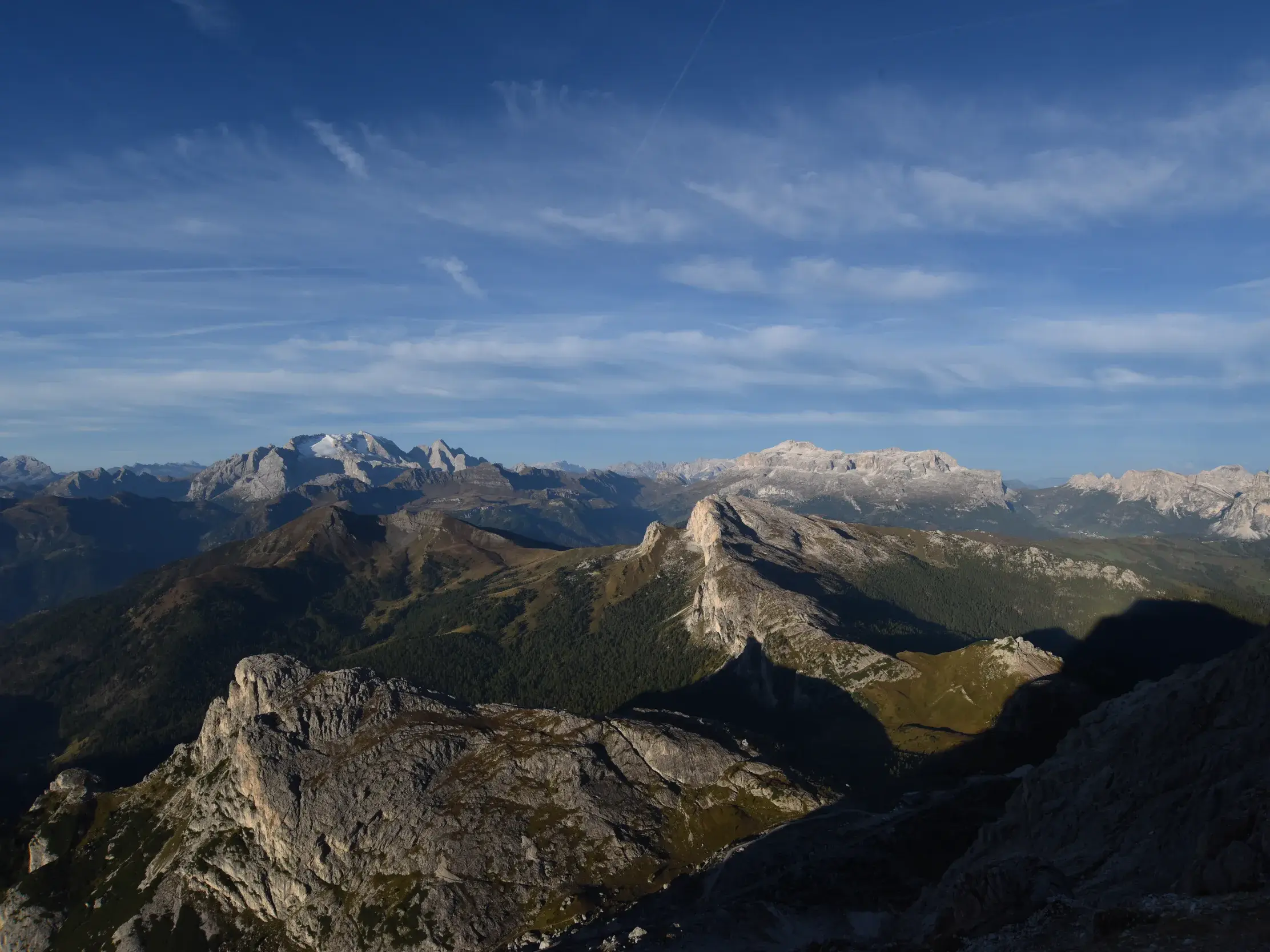 Sonniges Panorama vom Höhenweg Alta Via 1 über die Felsgipfel und Täler des UNESCO-Weltnaturerbes Dolomiten.