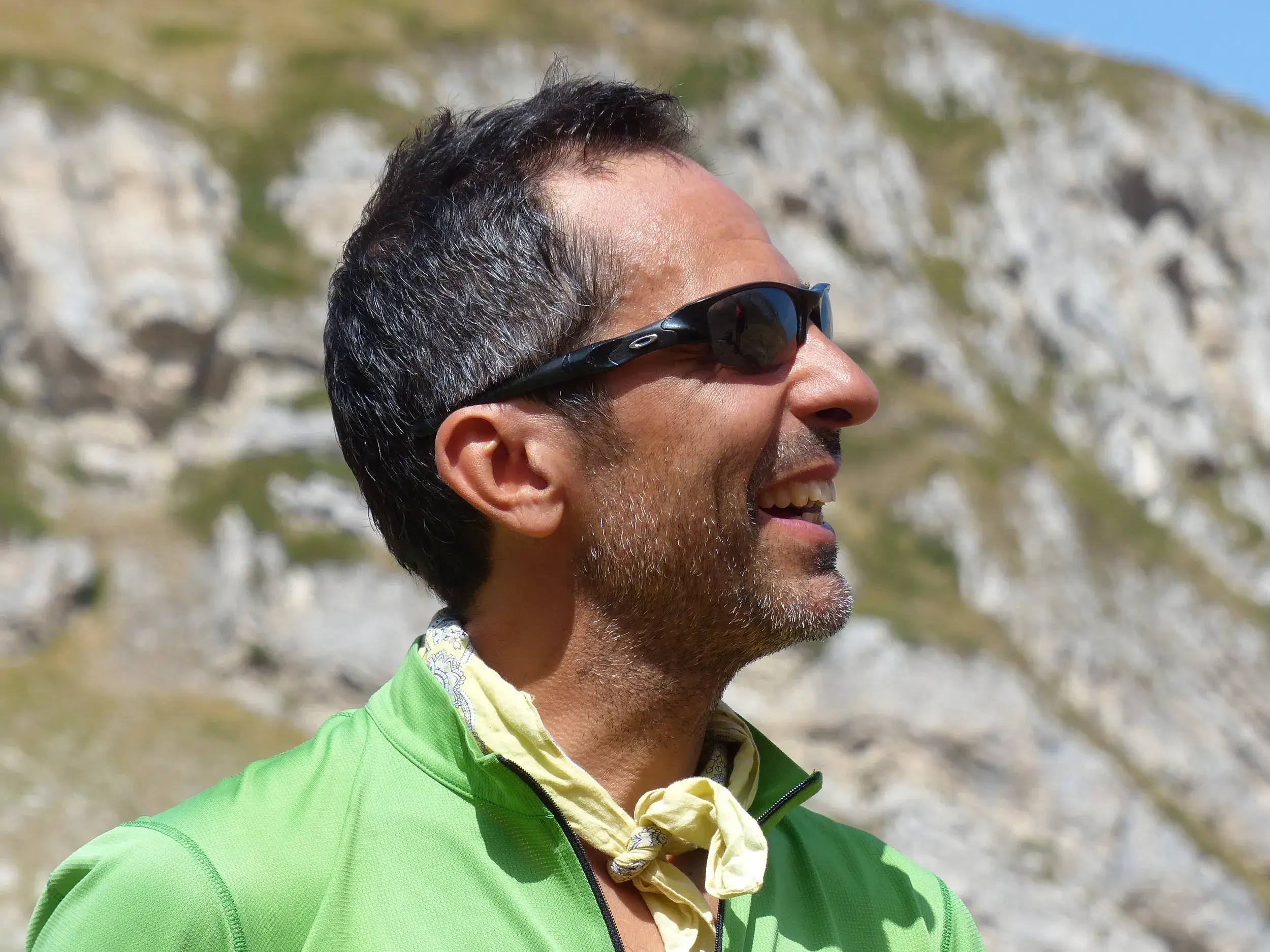 Porträt des lächelnden Hauser-Reiseleiters Giovanni Nori in grüner Wanderjacke vor einer Felswand in den Monti Sibillini.