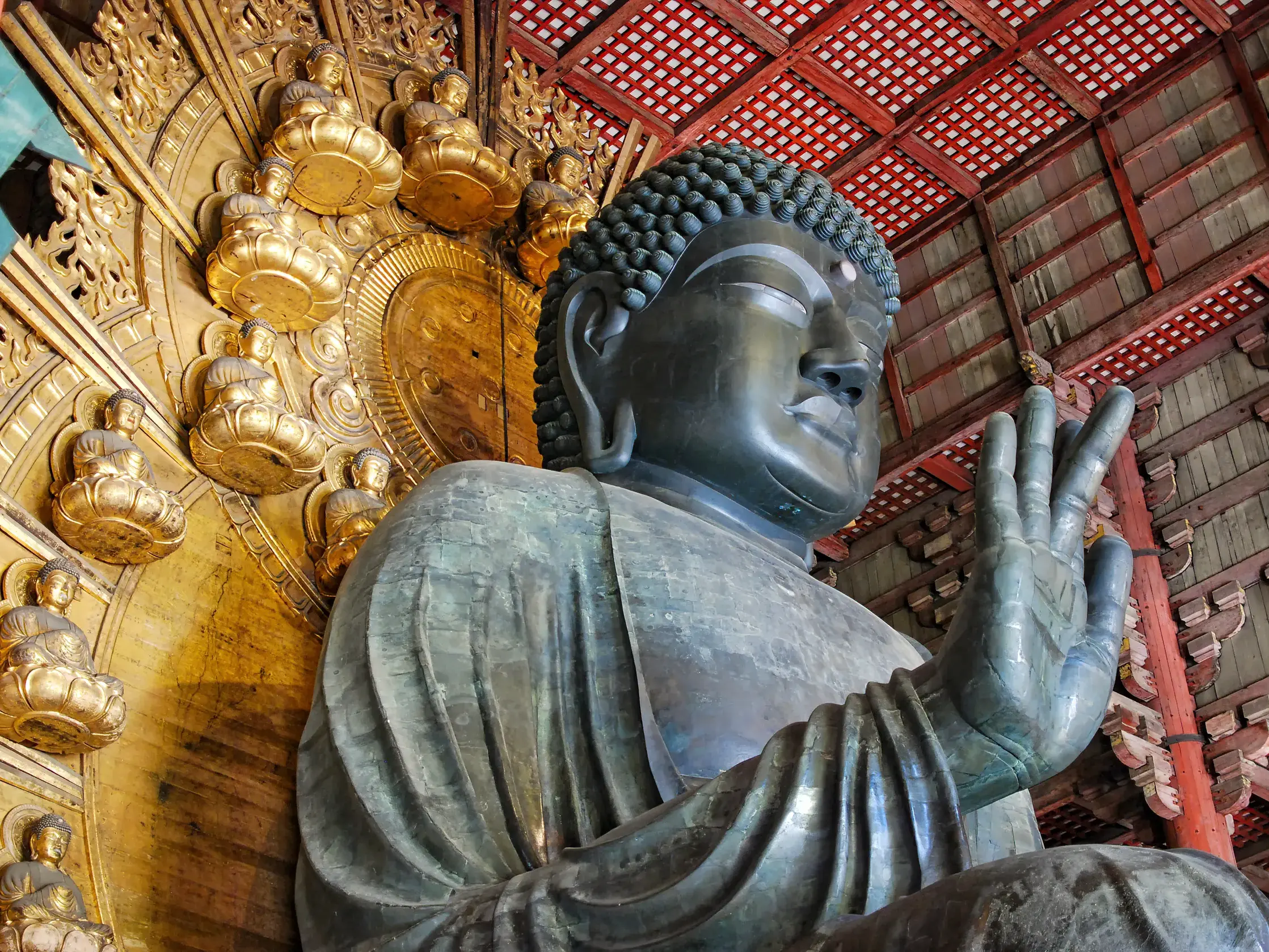 Nahaufnahme der monumentalen Bronze-Buddha-Statue im Todai-ji Tempel in Nara, UNESCO-Welterbe in Japan.