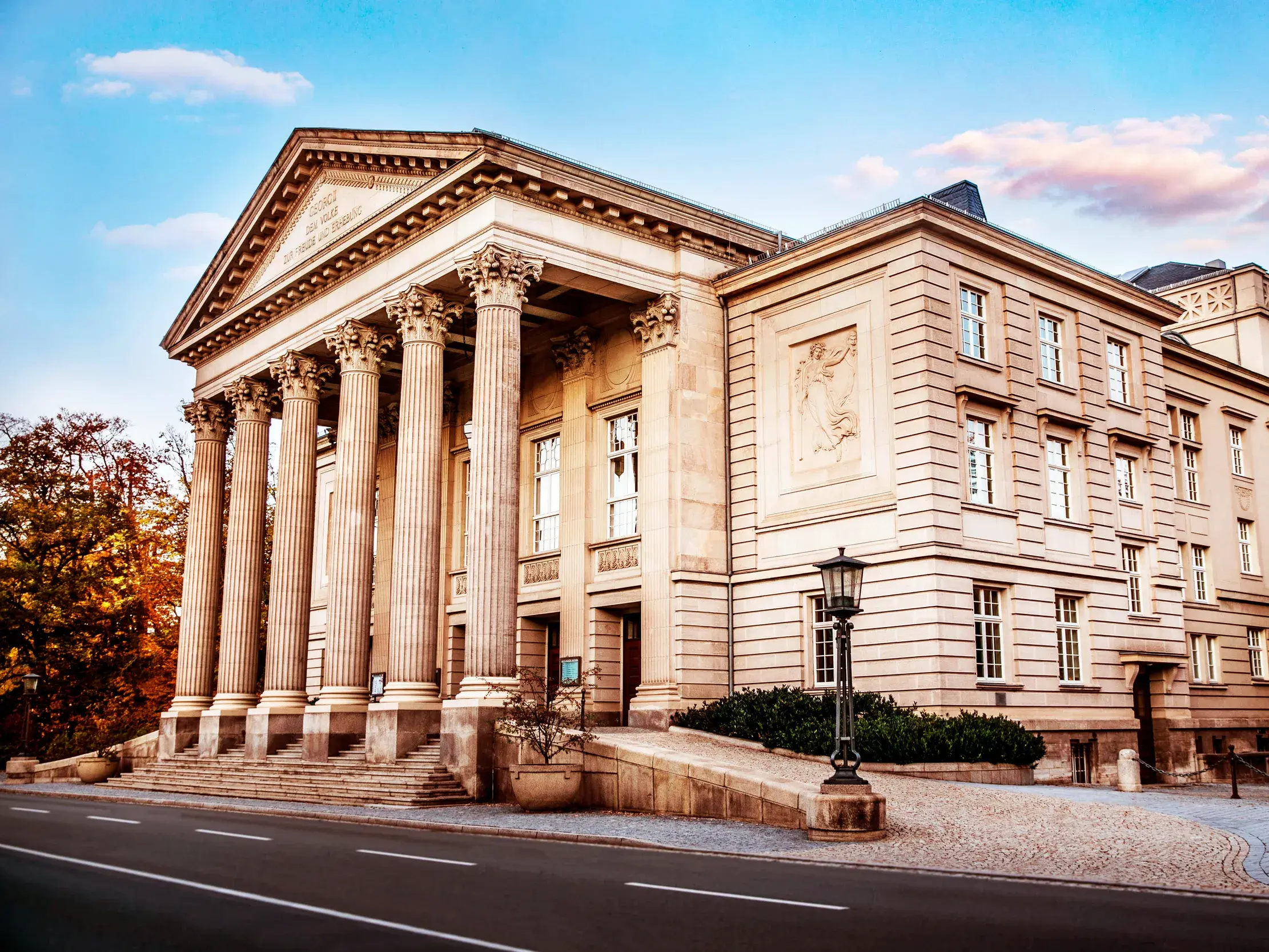 Klassizistische Säulenfassade des Staatstheaters Meiningen bei Sonnenschein