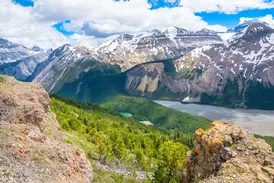 Panoramablick von der Parker Ridge auf den Saskatchewan-Gletscher und die schneebedeckten Gipfel der kanadischen Rockies.