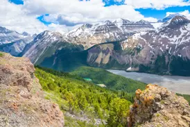 Panoramablick von der Parker Ridge auf den Saskatchewan-Gletscher und die schneebedeckten Gipfel der kanadischen Rockies.