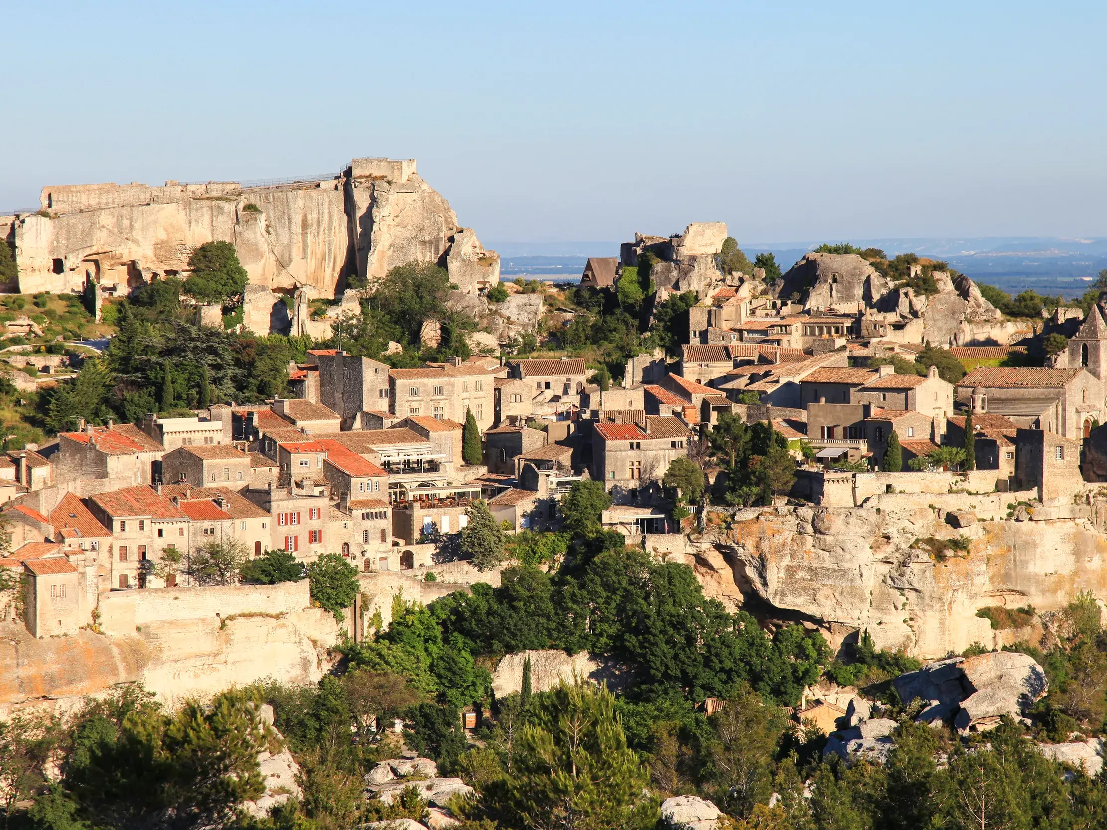 Malerischer Blick auf das Felsendorf Les Baux-de-Provence in der Provence mit mittelalterlichen Häusern und Burgruine.