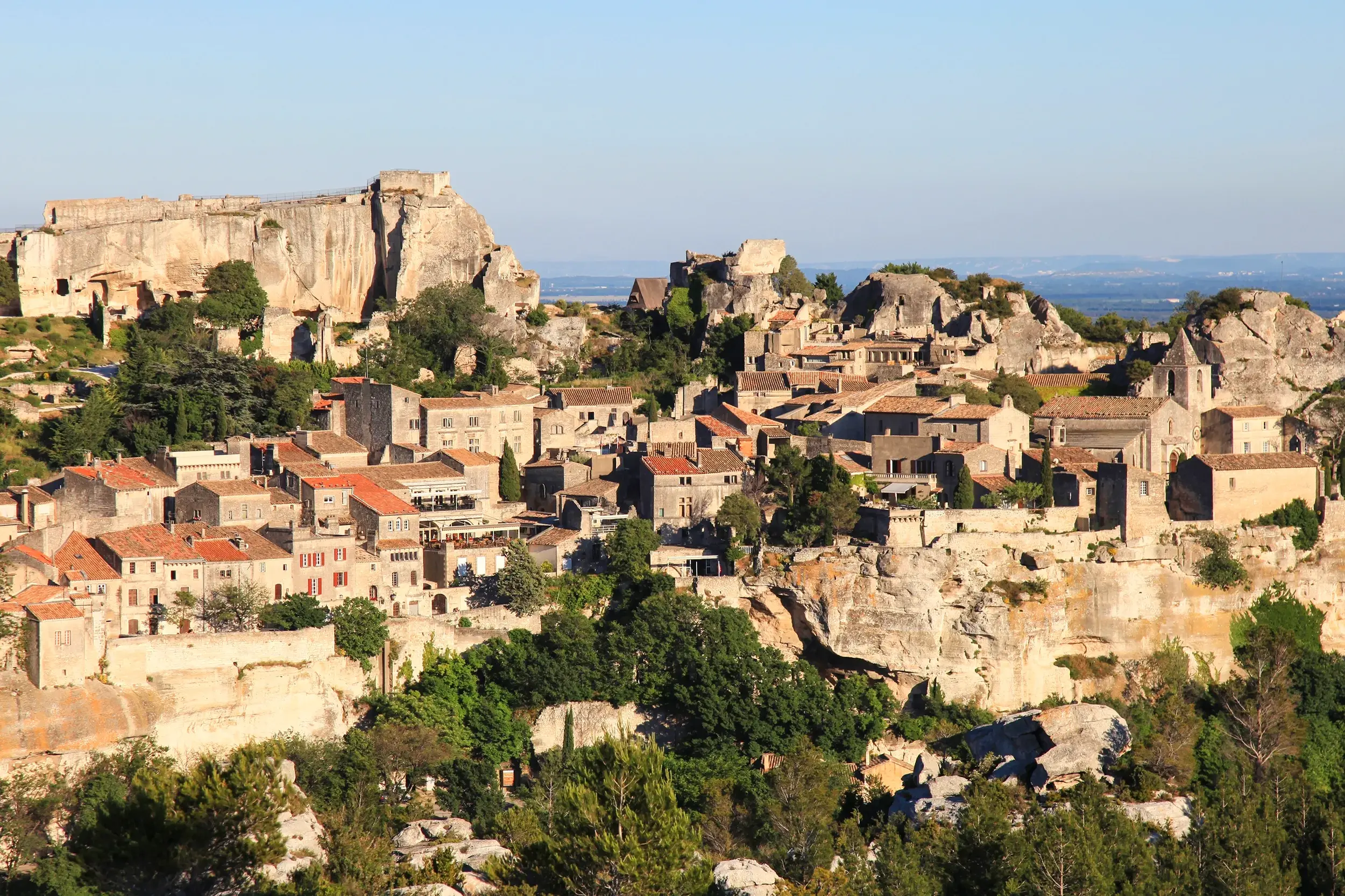 Malerischer Blick auf das Felsendorf Les Baux-de-Provence in der Provence mit mittelalterlichen Häusern und Burgruine.