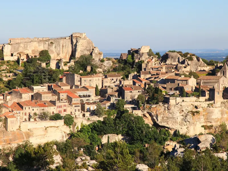 Malerischer Blick auf das Felsendorf Les Baux-de-Provence in der Provence mit mittelalterlichen Häusern und Burgruine.