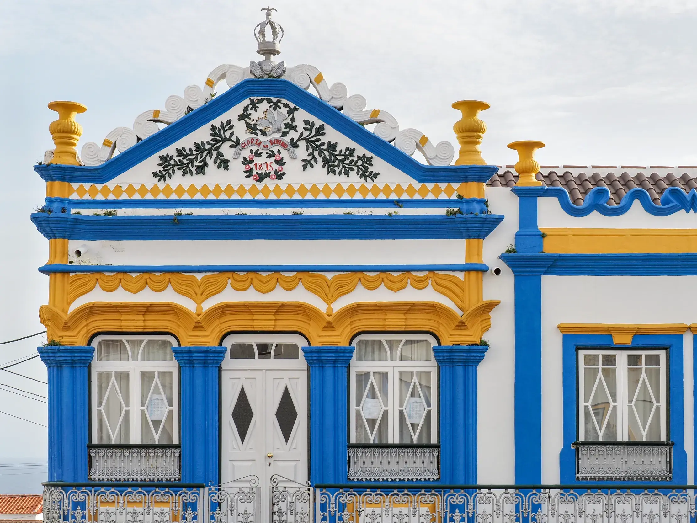 Reich verzierte Fassade in Blau, Gelb und Weiß eines historischen Gebäudes in der Stadt Angra do Heroísmo auf Terceira.