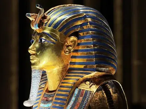Goldene Totenmaske des Pharaos Tutanchamun im Grand Egyptian Museum