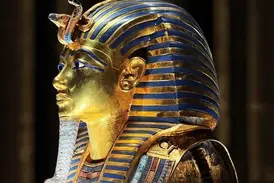 Goldene Totenmaske des Pharaos Tutanchamun im Grand Egyptian Museum