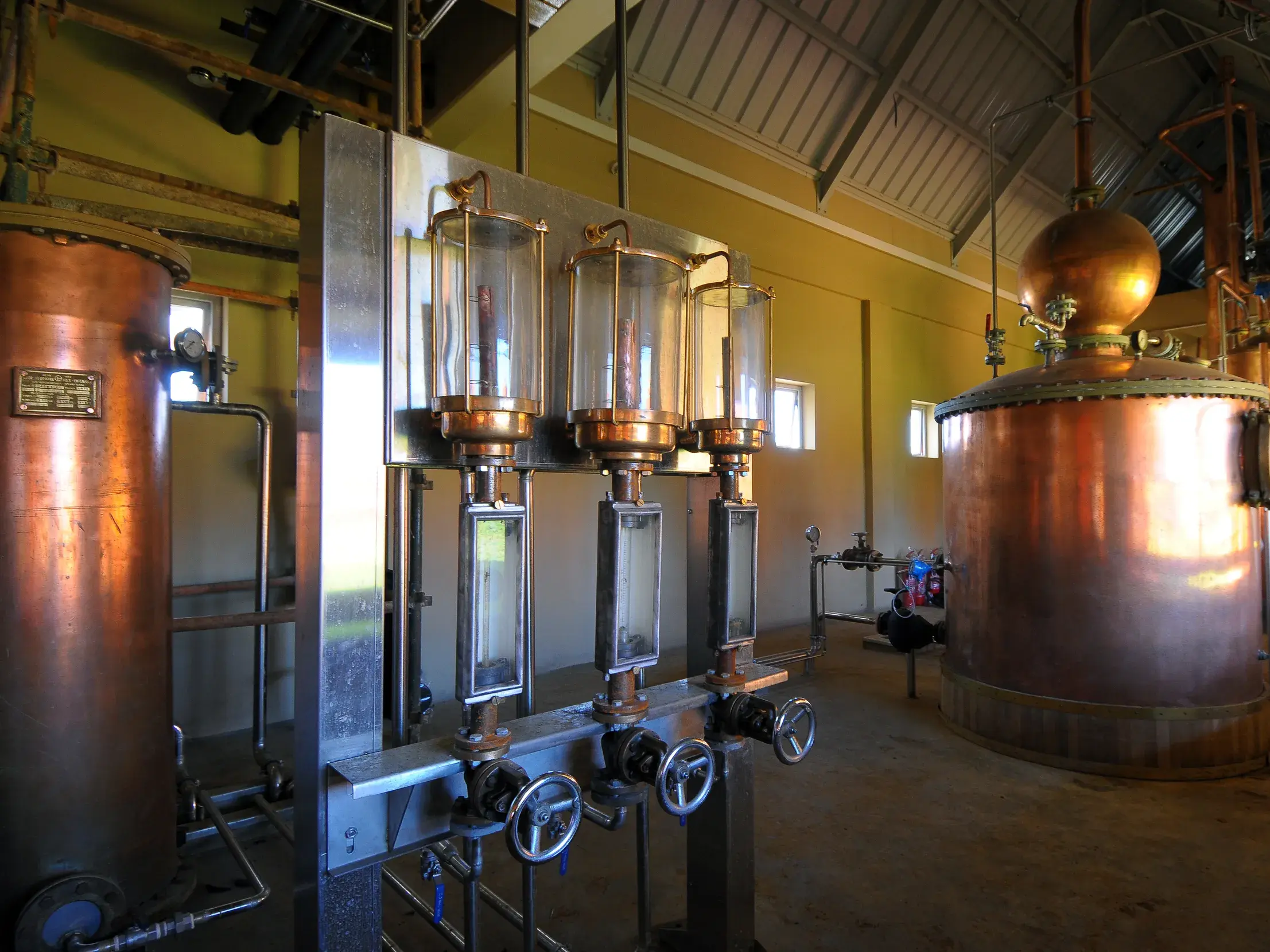 Blick in eine traditionsreiche Rum-Destillerie in Chamarel mit glänzenden Kupferkesseln für die Rum-Herstellung auf Mauritius.