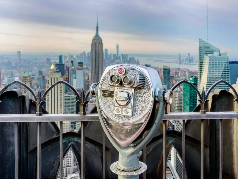 Ein Highlight Ihrer Studiosus Reise: Die Dachterrasse des Rockefeller Center mit weitem Blick auf die Skyline von Manhattan und das Empire State Building.