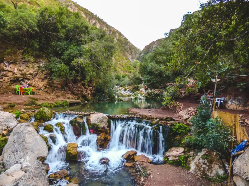 Idyllischer Wasserfall am Fluss Oued Farda in der Akchour-Schlucht, ein Rastplatz für Wanderer im Rif-Gebirge Marokkos.