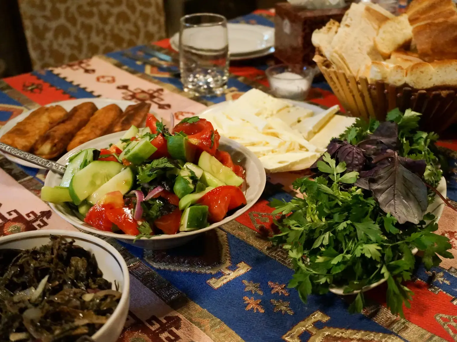 Authentische armenische Küche mit Salat, Käse und Lavash-Brot, serviert bei einer Einkehr während der Wanderreise.