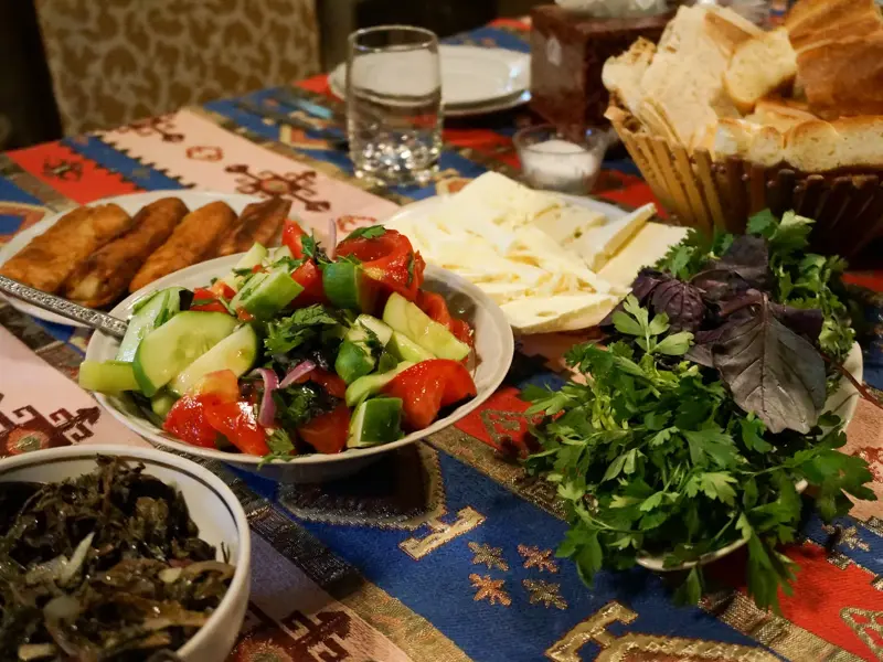 Authentische armenische Küche mit Salat, Käse und Lavash-Brot, serviert bei einer Einkehr während der Wanderreise.