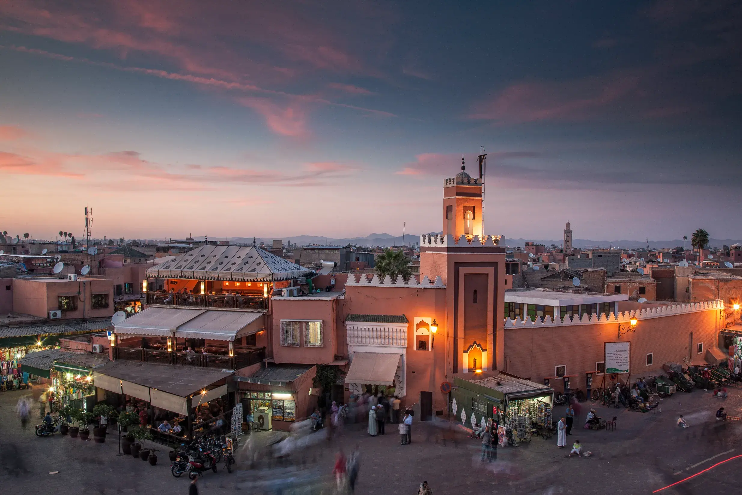 Auf Ihrer Studiosus Städtereise nach Marrakesch können Sie die abendliche Stimmung des Platzes Djemaa el-Fna in Ruhe genießen.