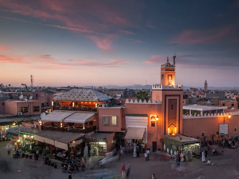 Auf Ihrer Studiosus Städtereise nach Marrakesch können Sie die abendliche Stimmung des Platzes Djemaa el-Fna in Ruhe genießen.
