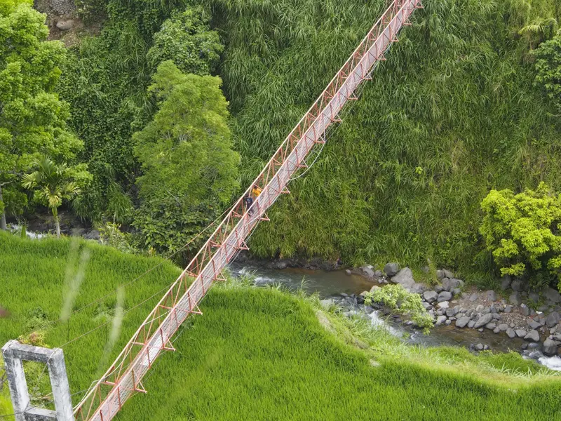 Wanderer überquert eine Hängebrücke über den Eddet Fluss auf dem Trekking zum Mt. Pulag Nationalpark auf Luzon.