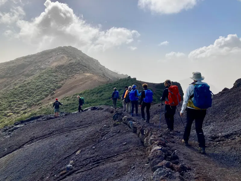 Eine Hauser-Wandergruppe auf Trekking-Tour entlang des schmalen Grats der Vulkanroute Cumbre Vieja auf La Palma.