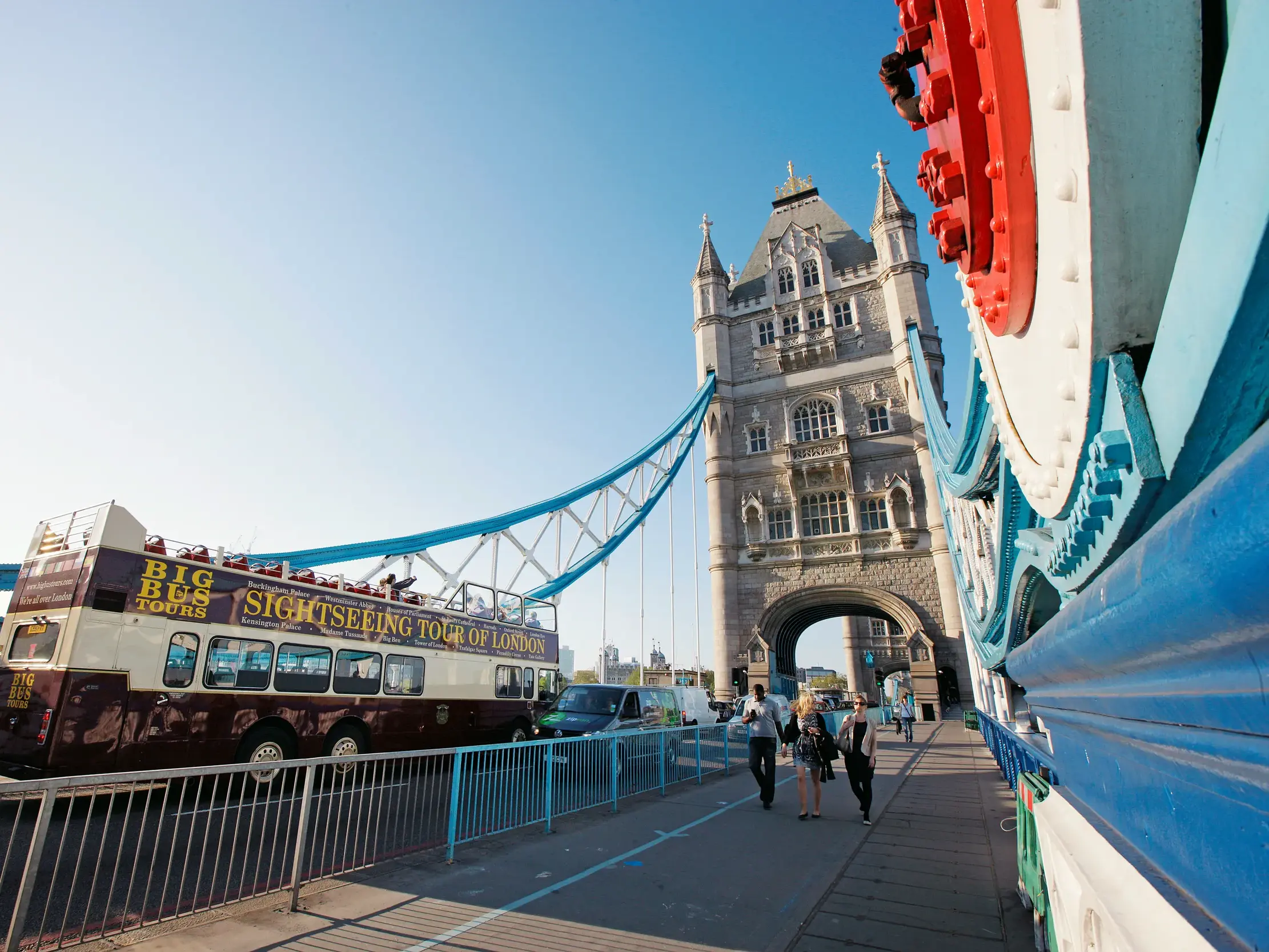Die gotischen Ziertürmchen und das blau gestrichene Eisen machen das Londoner Wahrzeichen Tower Bridge unverwechselbar.