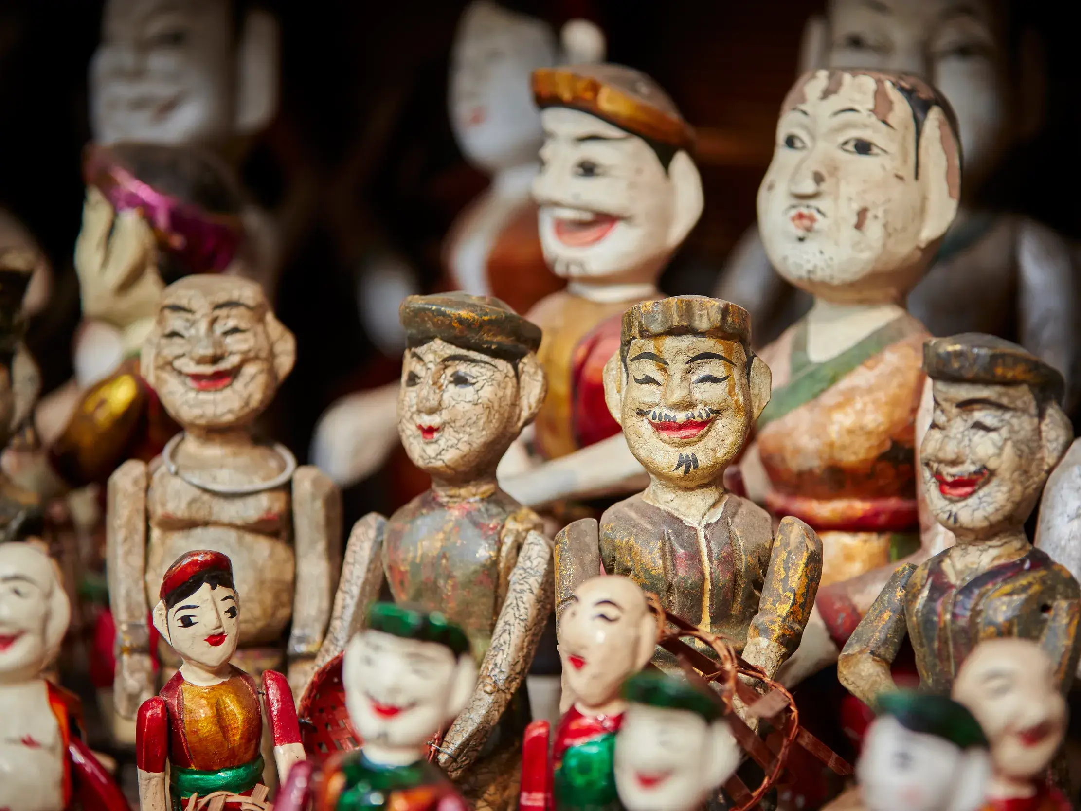 Detailaufnahme von traditionellen, handbemalten Wasserpuppen aus Holz für das berühmte Wasserpuppentheater in Hanoi.