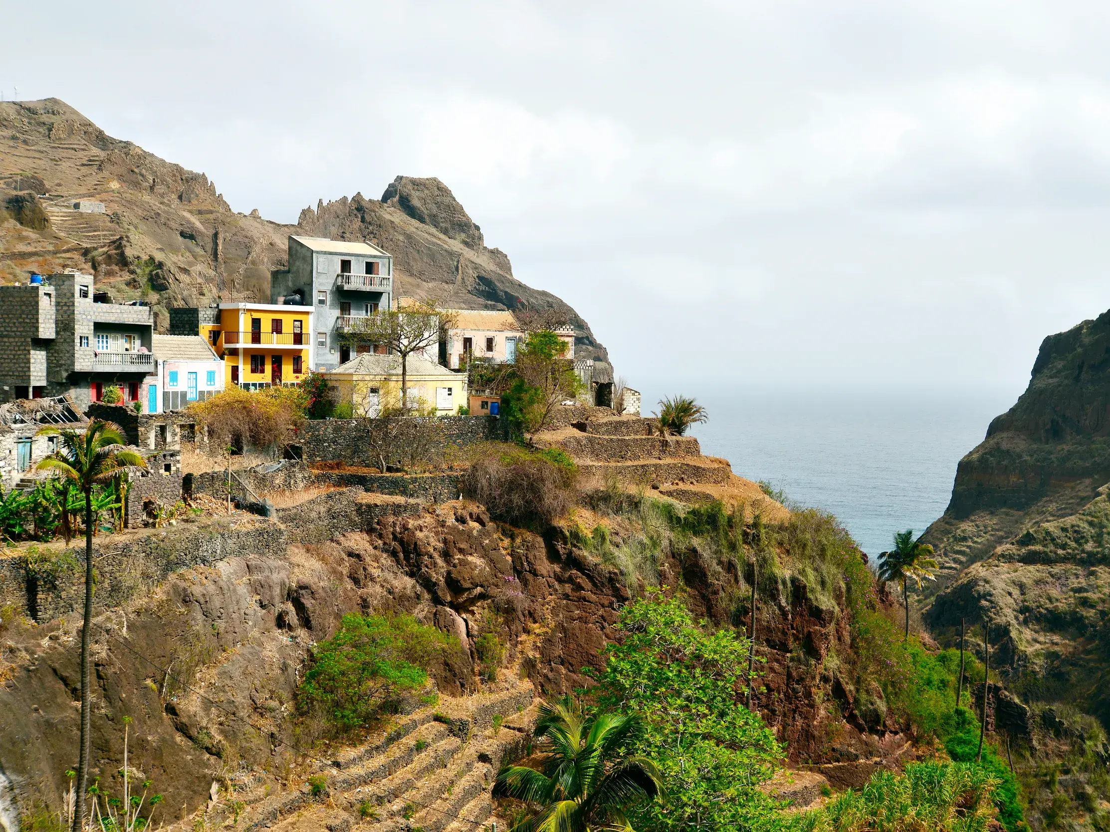 Bunte Häuser des Bergdorfs Fontainhas an der Steilküste von Santo Antão auf den Kapverden mit Terrassenfeldern.