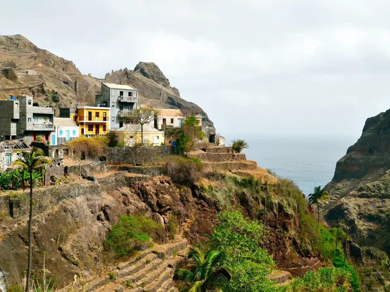 Bunte Häuser des Bergdorfs Fontainhas an der Steilküste von Santo Antão auf den Kapverden mit Terrassenfeldern.
