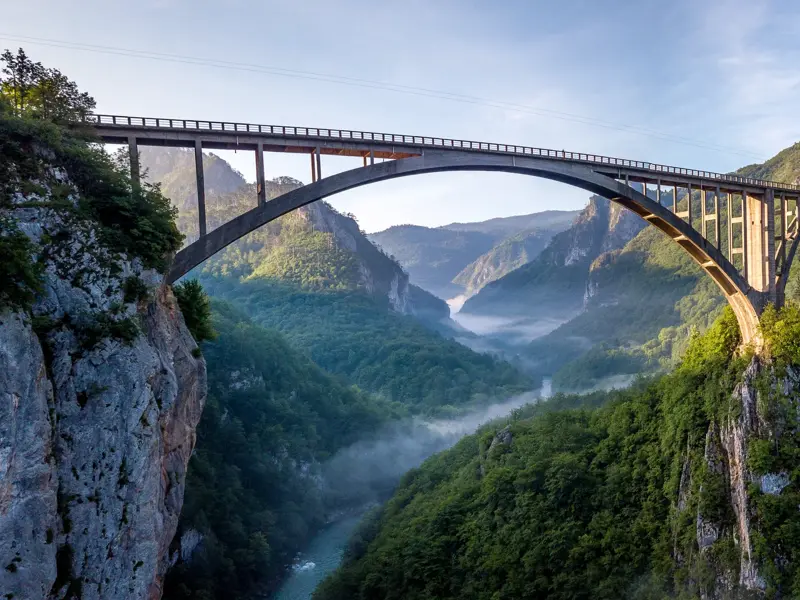 Die majestätische Tarabrücke spannt sich über die tiefe Schlucht des Flusses Tara im Durmitor- und Tara-Nationalpark.