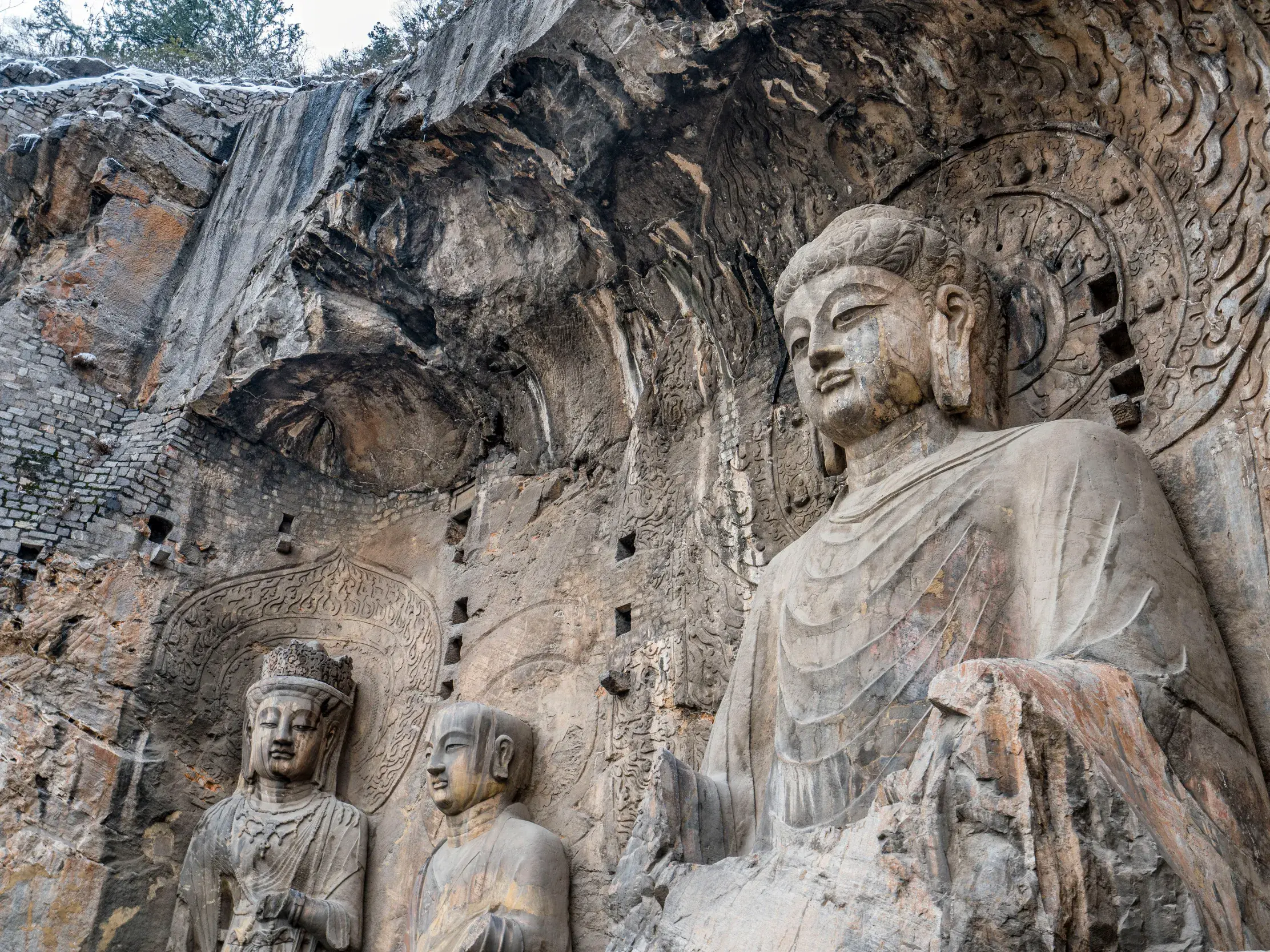 Große, in den Fels gemeißelte Buddha-Statuen in den Longmen-Grotten, einer UNESCO-Welterbestätte bei Luoyang in China.