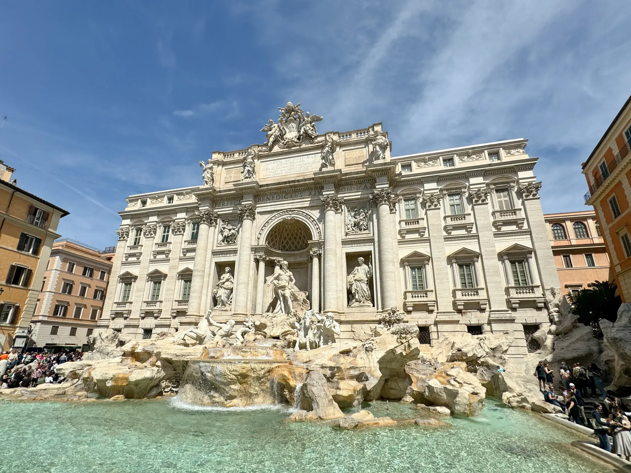 Der weltberühmte Trevi-Brunnen in Rom mit seiner barocken Fassade, den Skulpturen und dem türkisfarbenen Wasserbecken.