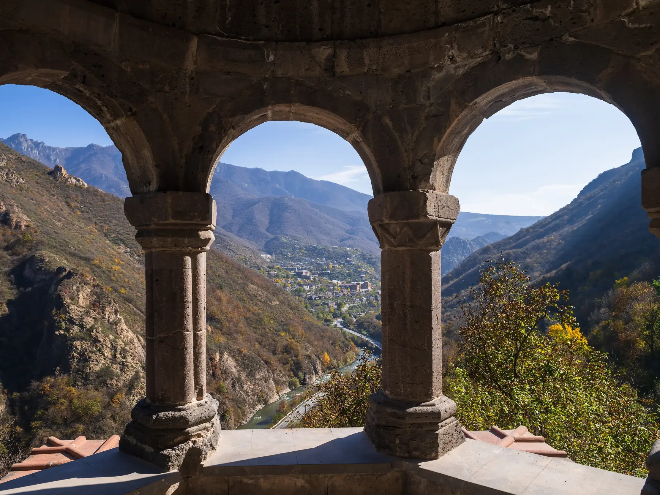 Wanderung in Armenien: Panoramablick vom Kloster Odzun durch Steinbögen in die beeindruckende Debed-Schlucht.