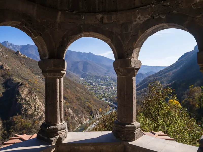 Wanderung in Armenien: Panoramablick vom Kloster Odzun durch Steinbögen in die beeindruckende Debed-Schlucht.