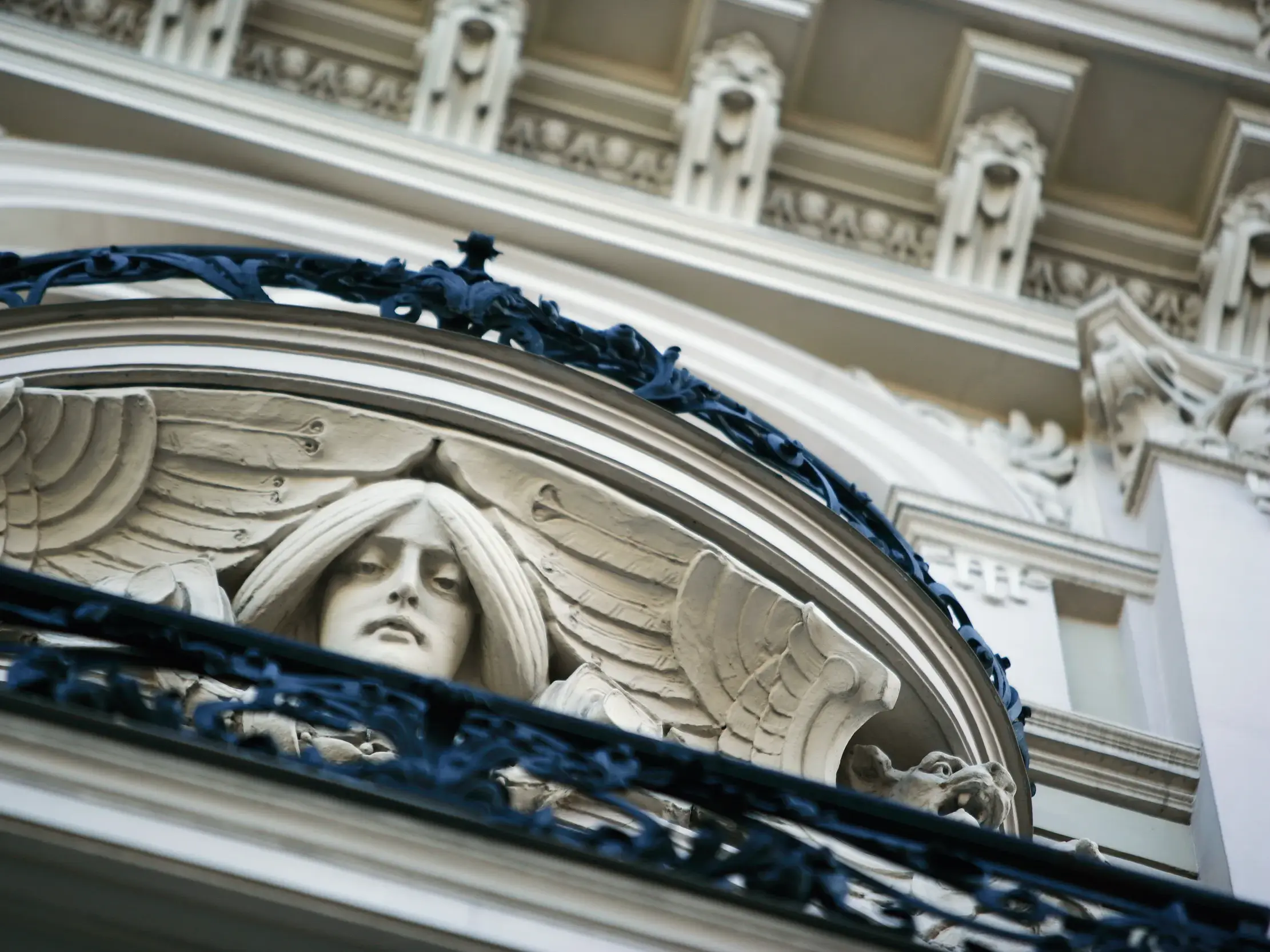Nahaufnahme einer steinernen Frauenskulptur an der prachtvollen Jugendstil-Fassade eines Gebäudes in Riga, Lettland.