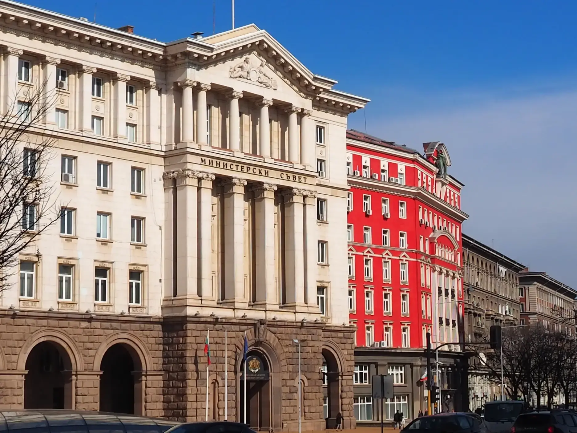 Das neoklassizistische Regierungsgebäude des Ministerrats in der bulgarischen Hauptstadt Sofia bei strahlendem Sonnenschein.