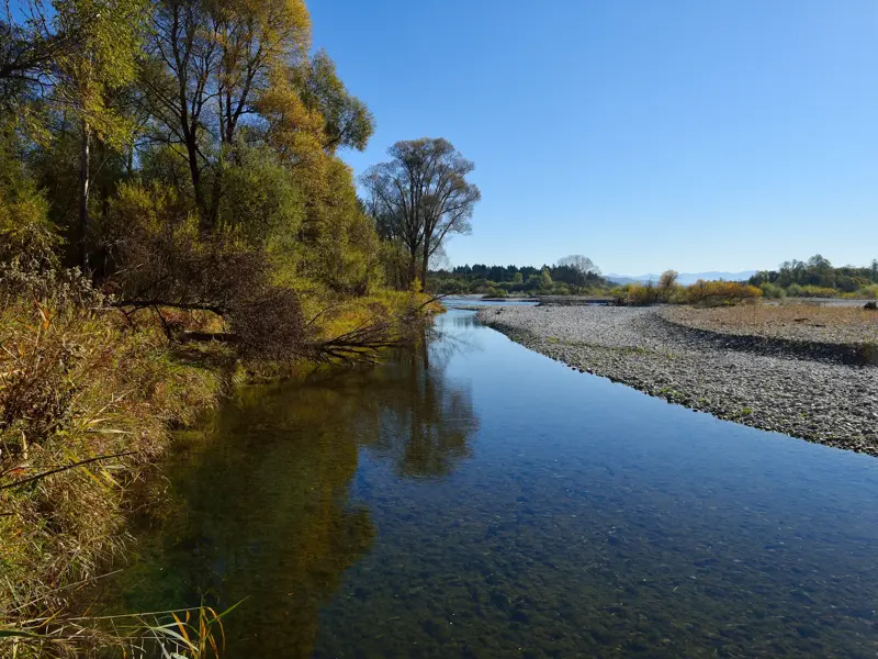 Unberührte Wildflusslandschaft der Isar mit breiter Kiesbank und klarem Wasser beim Trekking in Bayern.