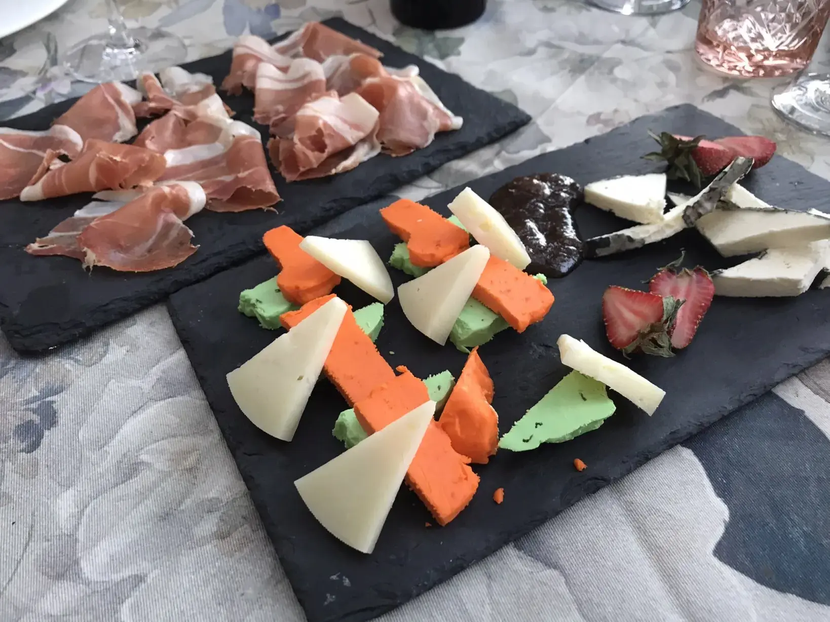 Regionale Spezialitäten in Aragonien: Eine bunte Käsevariation und Jamón werden auf schwarzen Schieferplatten serviert.