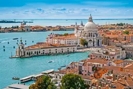Blick auf die Kirche Sta. Maria della Salute, Punta della Dogana und die Lagune in Venedig.