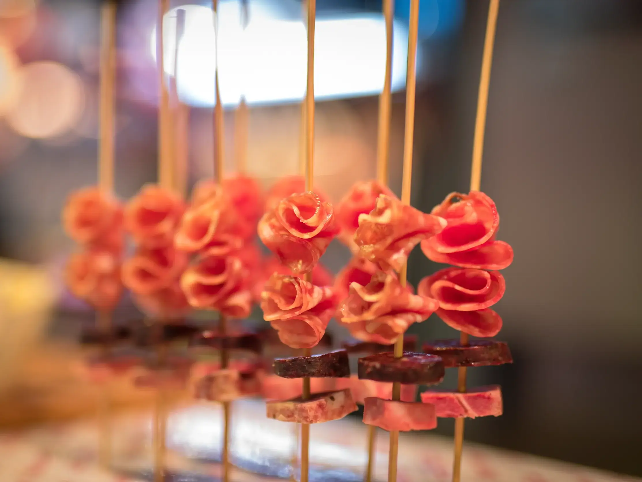 Kunstvolle Pintxos-Spieße, eine kulinarische Spezialität im Baskenland, in einer Tapas-Bar.
