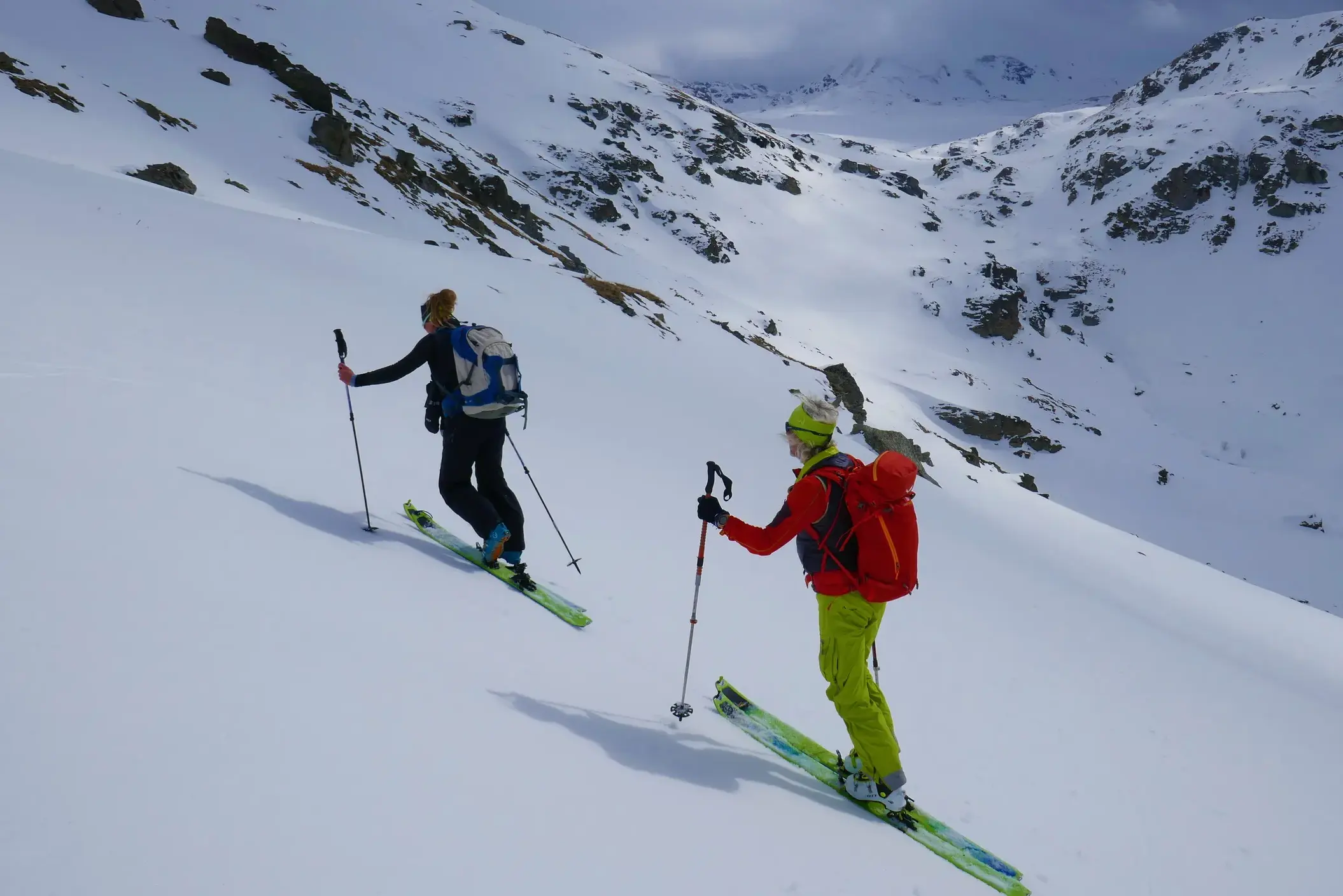 Zwei Skitourengeher auf dem Aufstieg durch die weite, unberührte Schneelandschaft der einsamen Berge im Balkan.