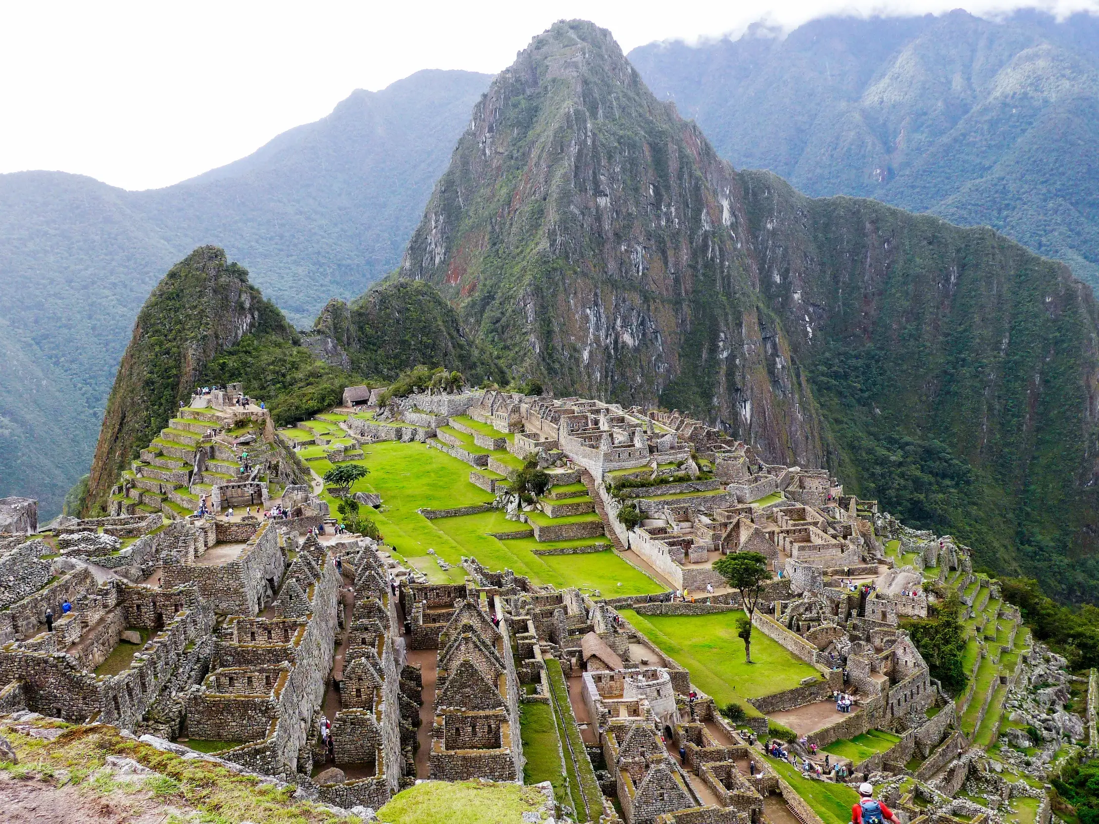 Spektakulärer Panoramablick vom Sonnentor Inti Punku auf die Inkastadt Machu Picchu, ein UNESCO-Welterbe in den Anden Perus.