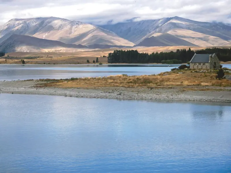 Die steinerne Kirche des guten Hirten steht am Ufer des Lake Tekapo vor der beeindruckenden Kulisse der Südalpen Neuseelands.