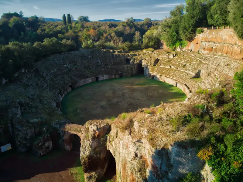 Wanderung auf der Via Francigena: Blick auf das in Fels gehauene, antike Amphitheater von Sutri in Latium.